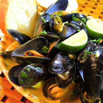 Steamed Mussels with Lemon Sauce